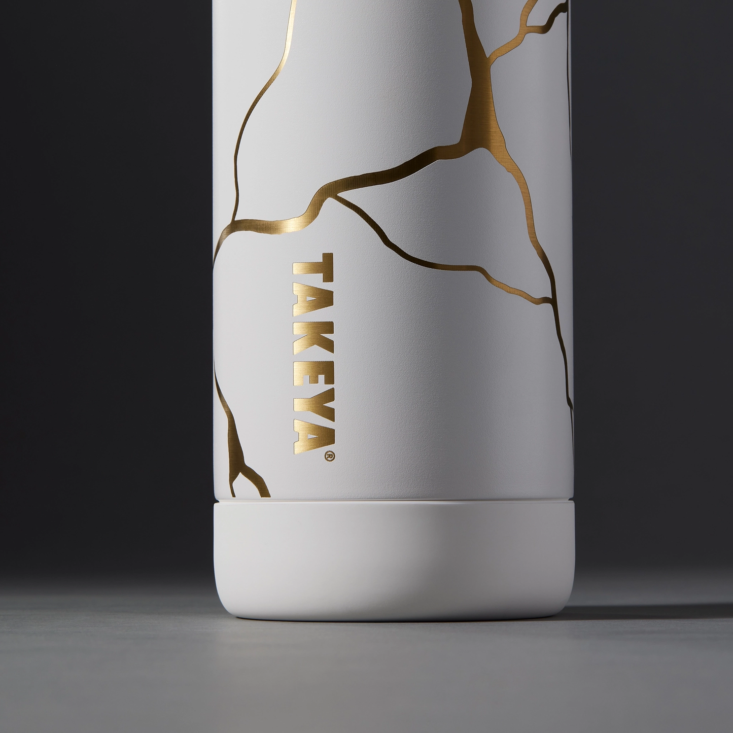 kintsugi-water-bottle-with-straw-lid-p1 51389-TK_HO25_Kintsugi_Takeya9236_Crop.png